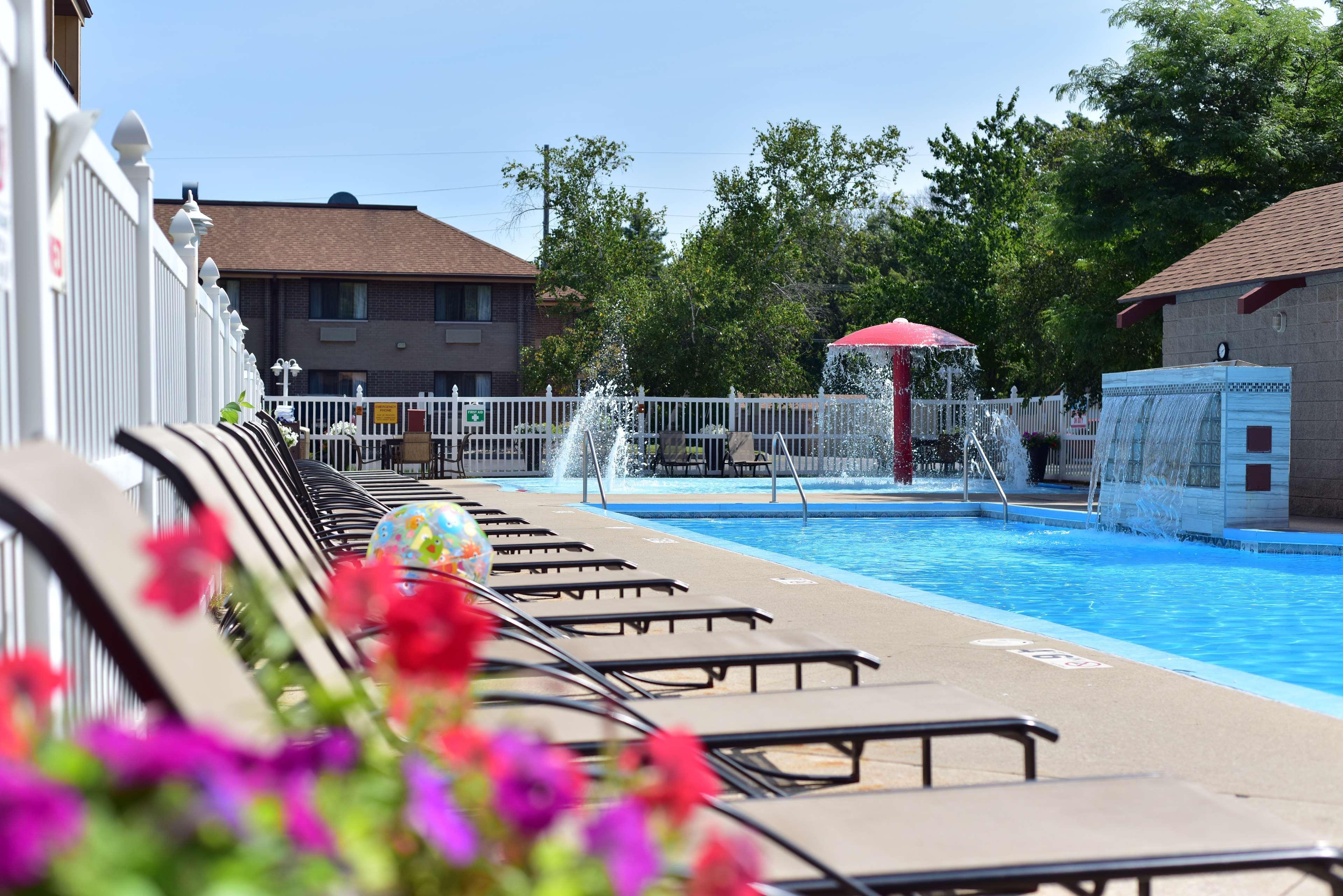 Best Western Ambassador Inn & Suites Wisconsin Dells Exteriör bild
