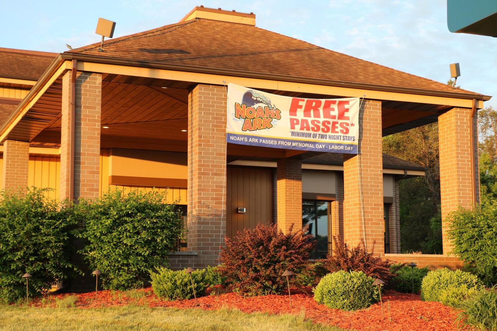 Best Western Ambassador Inn & Suites Wisconsin Dells Exteriör bild